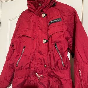 Womens descente snow jacket with belt. In excellent shape.